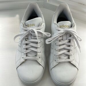 White adidas Sneakers Women’s 7 EUC